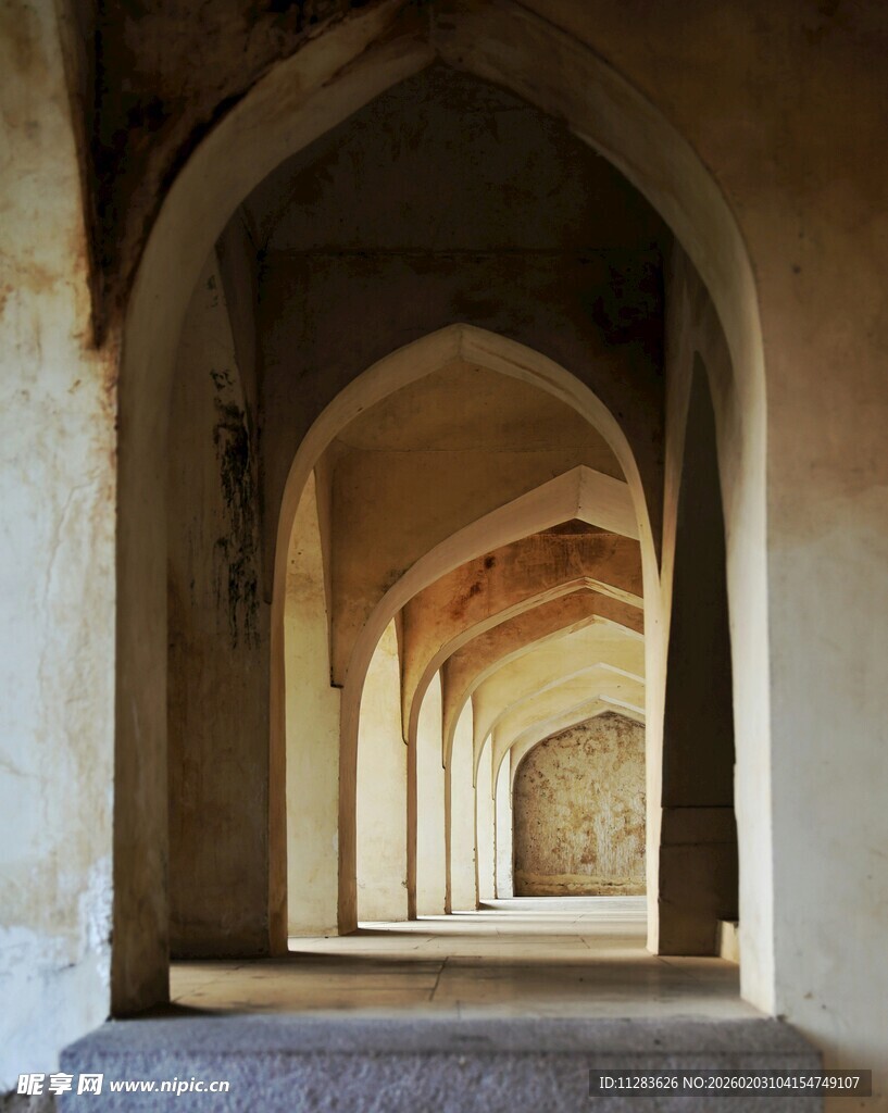 古老拱形走廊建筑景观