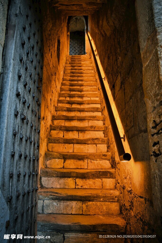古老昏暗的木质楼梯通道