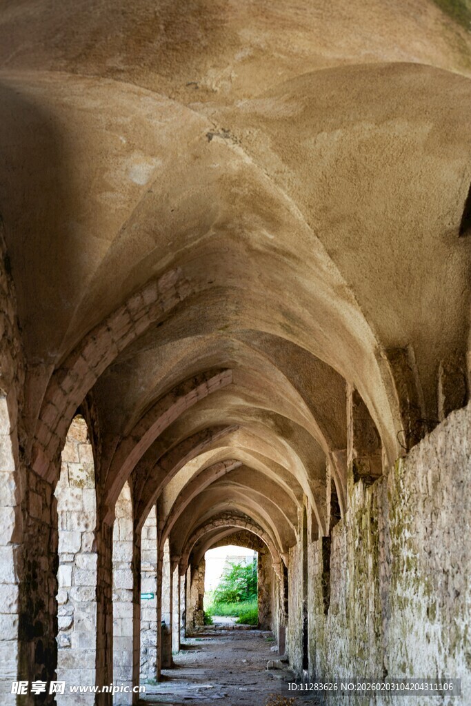 古老拱形长廊的静谧景致