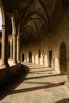 古老教堂内的静谧拱形长廊