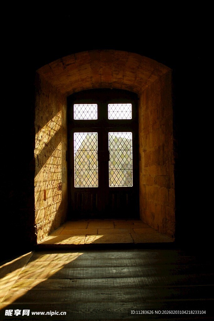 透过古窗洒进的斑驳阳光