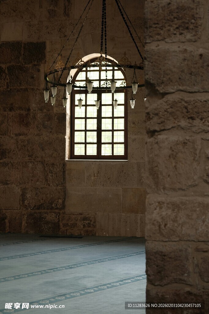 古老石砌建筑内的拱形窗