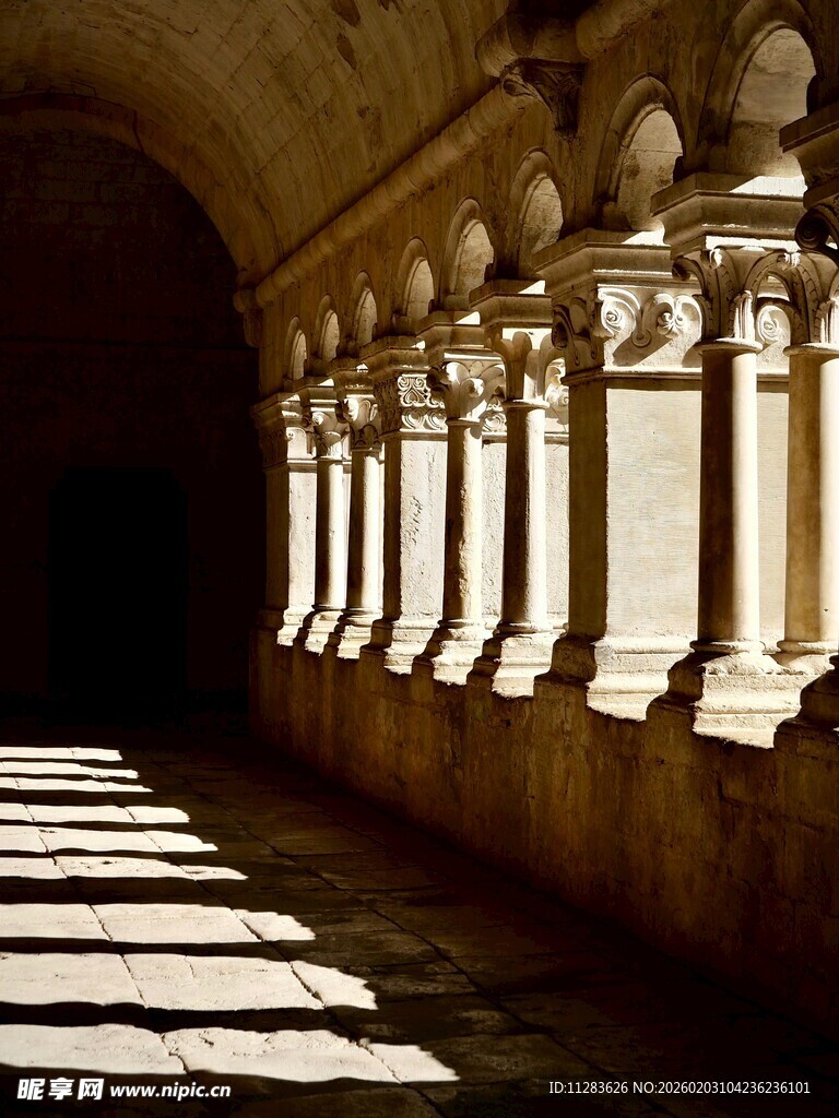 古老走廊下的光影斑驳