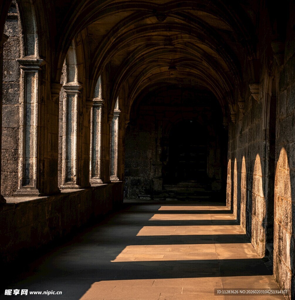 古老拱形走廊的光影之美