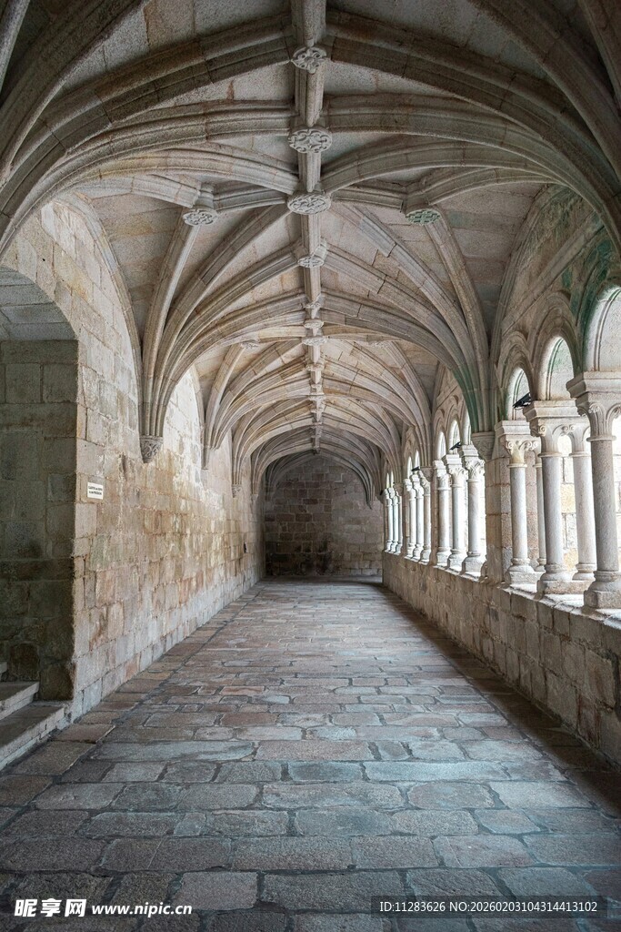 古老拱形长廊内部景观