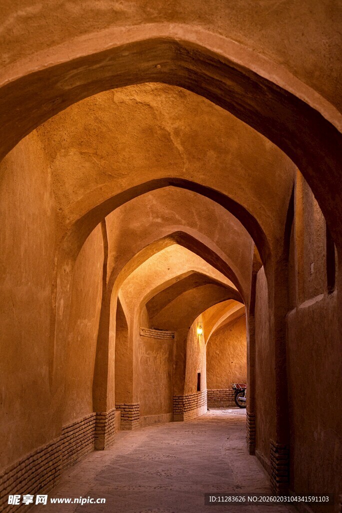 古老拱形廊道建筑景观