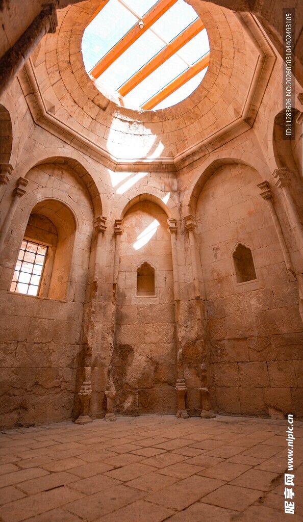 古老穹顶建筑内部景观