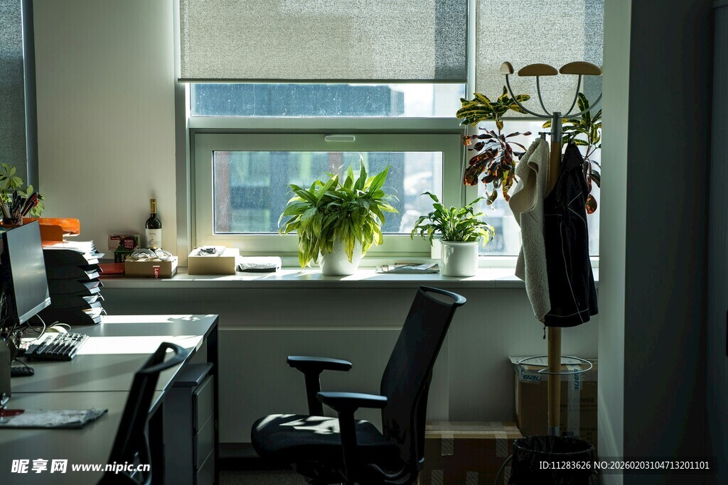 窗边办公一角