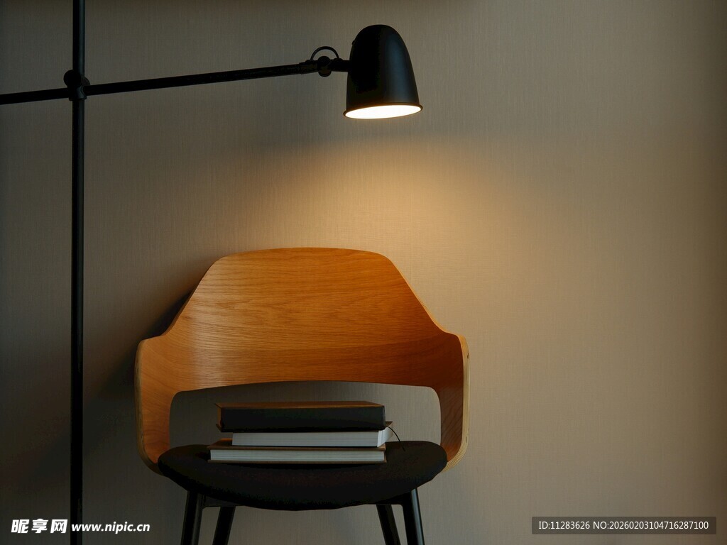 简约台灯旁的橙色座椅