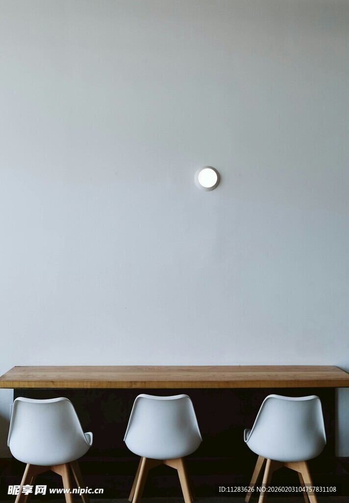 简约现代风格的室内桌椅