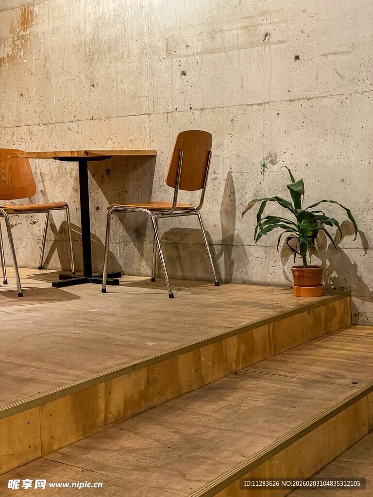 木质台阶旁的桌椅绿植