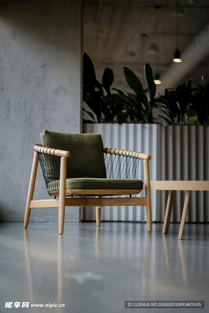 简约木质休闲椅与茶几组合