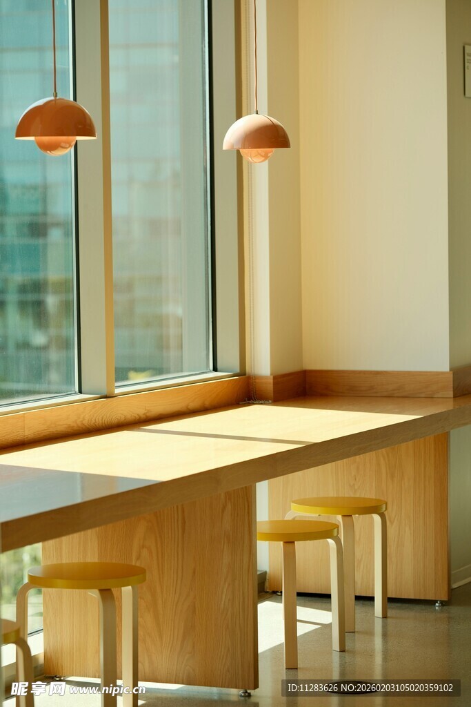 现代简约风格窗边办公区域