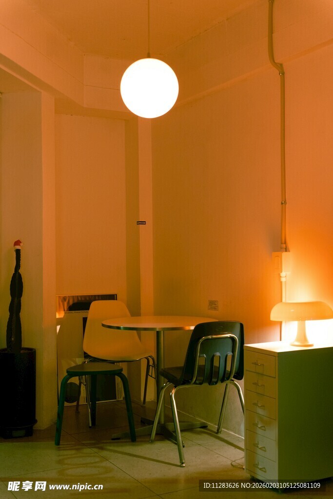 暖光下的简约室内角落