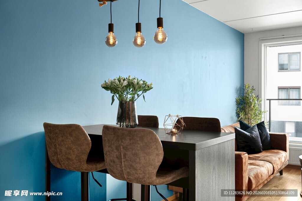 蓝色墙面的简约餐厅空间