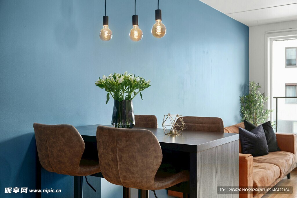 蓝色墙面的简约餐厅空间