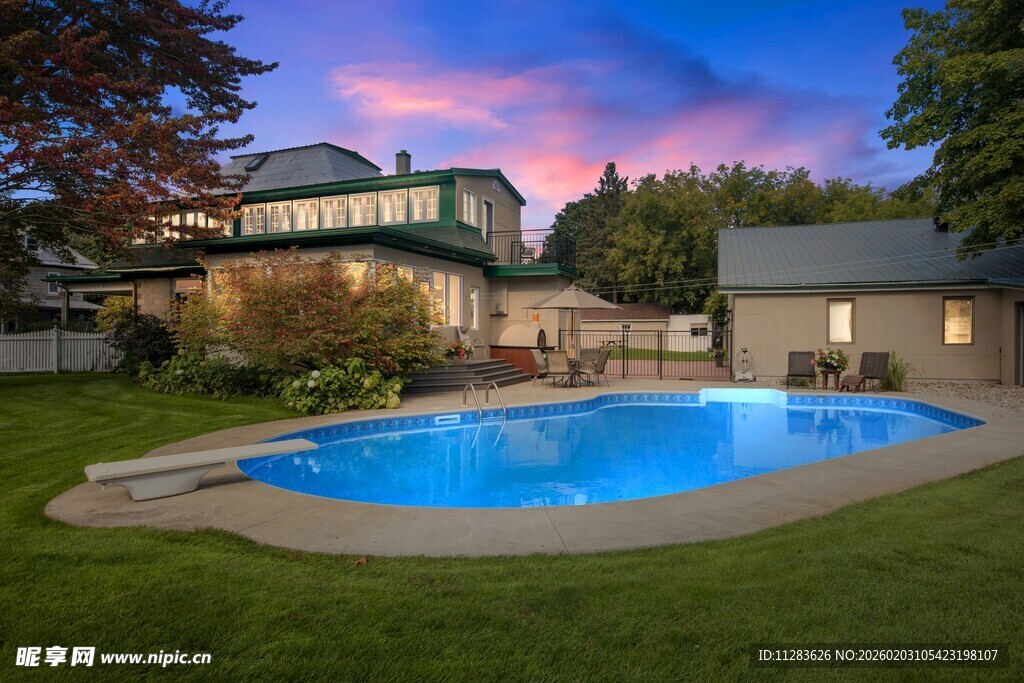 黄昏下的庭院泳池美景