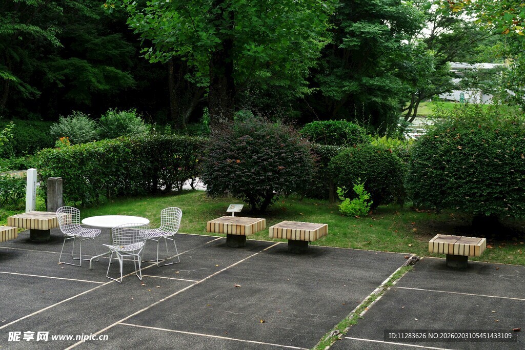 户外庭院休闲桌椅景观