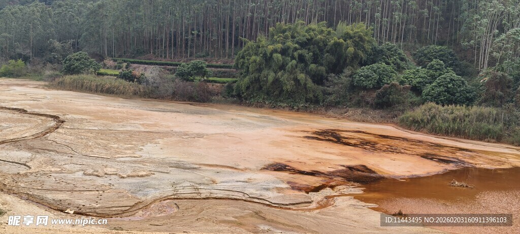 山间泥泞开阔地景观