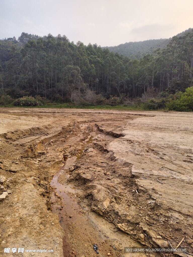 干涸河床现泥泞痕迹