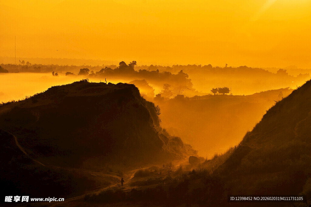 夕阳下的山峦美景