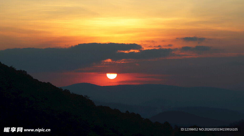 山间日落美景