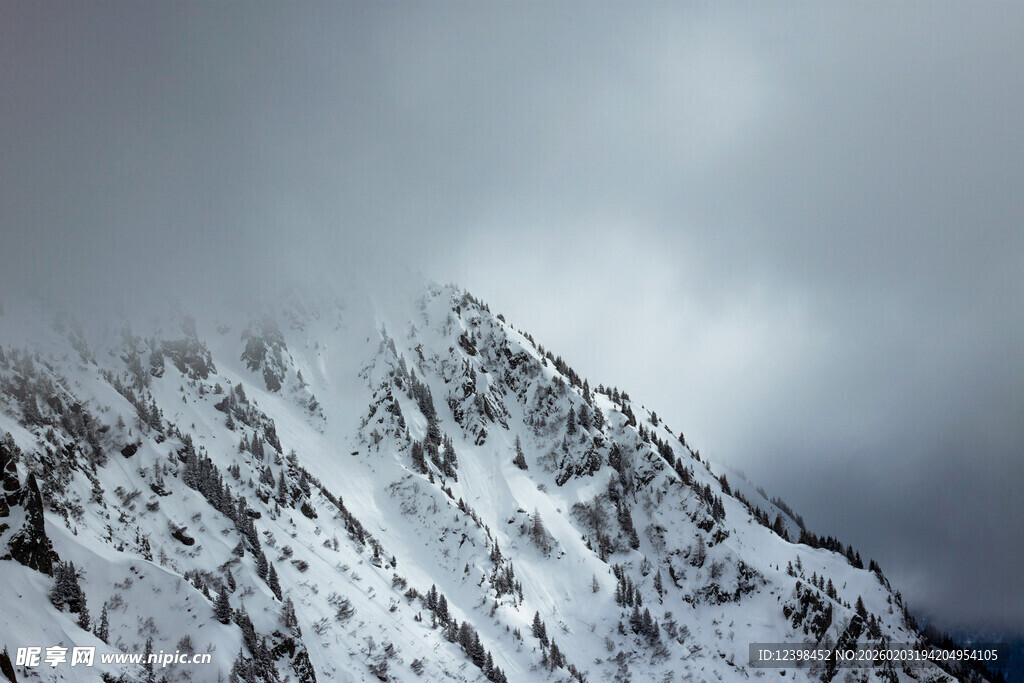 巍峨雪山