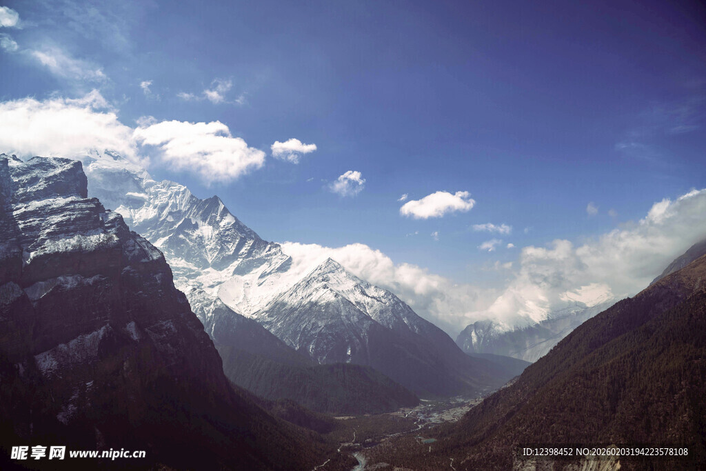 壮丽雪山山谷美景