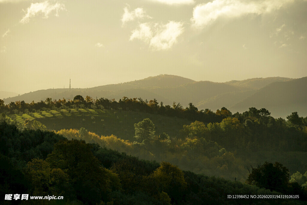 黄昏下的山林田园风光