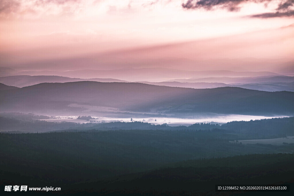 山间晨雾弥漫的壮美景色
