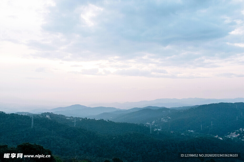 山峦云海间的壮美风光