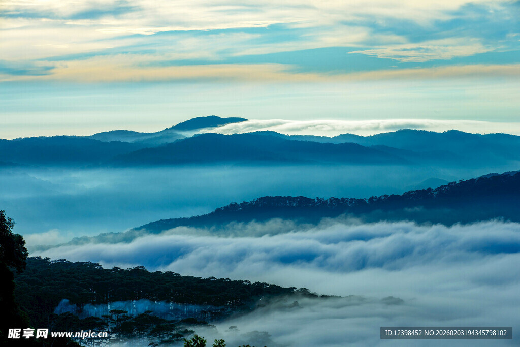 山间云海壮丽美景