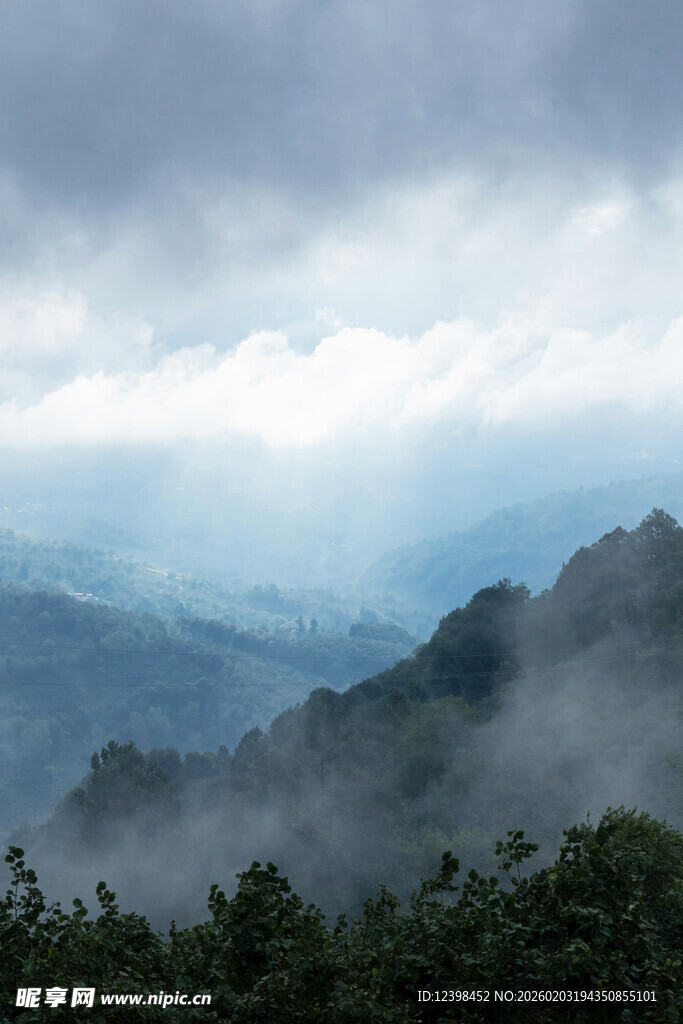 云雾缭绕的山间美景
