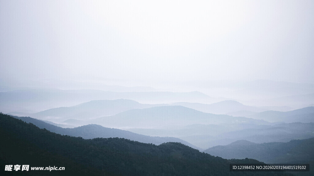 远山雾霭