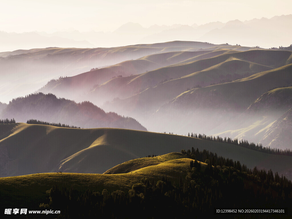 山间晨雾缭绕的壮美景色