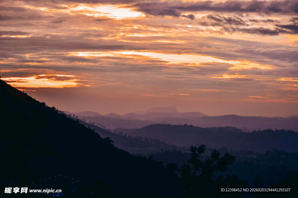 山间壮丽日落美景