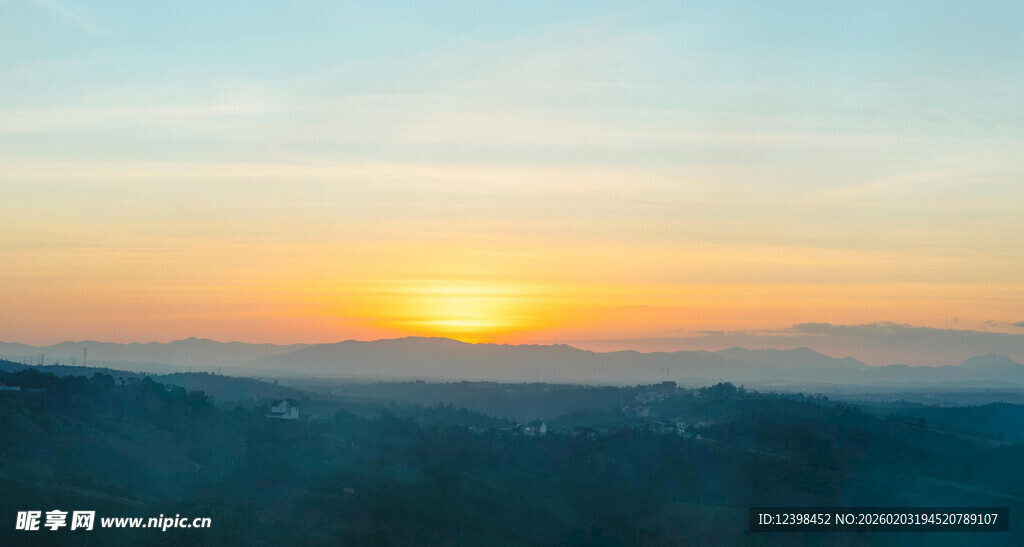 日出时分的壮丽山间景色