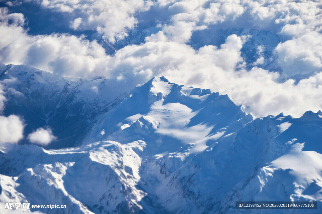 雪山云海壮丽美景
