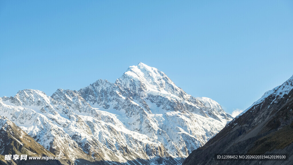 巍峨雪山壮丽景致