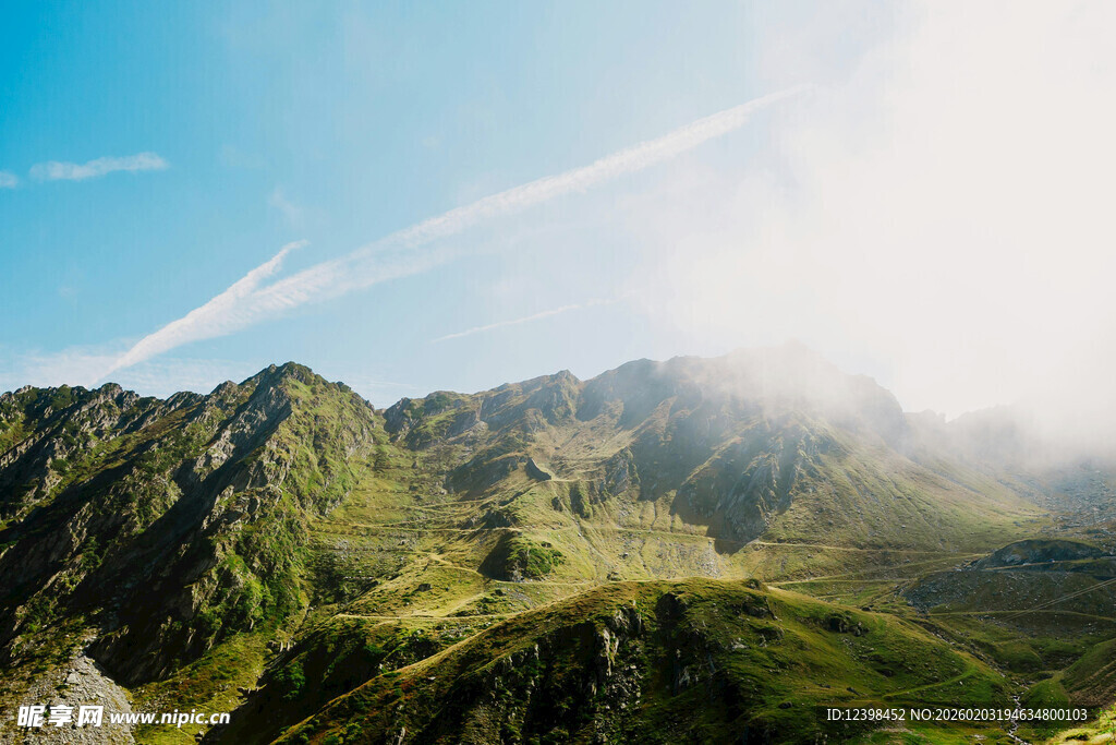 青山云雾间的壮美风光