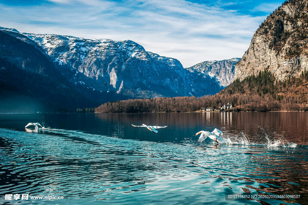 高山下的澄澈碧湖美景