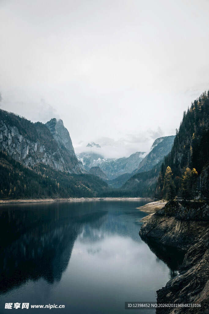 宁静山水间的静谧湖景