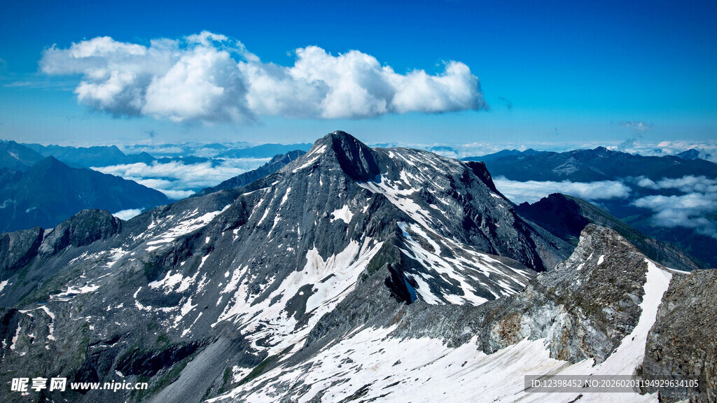 巍峨雪山壮丽景致
