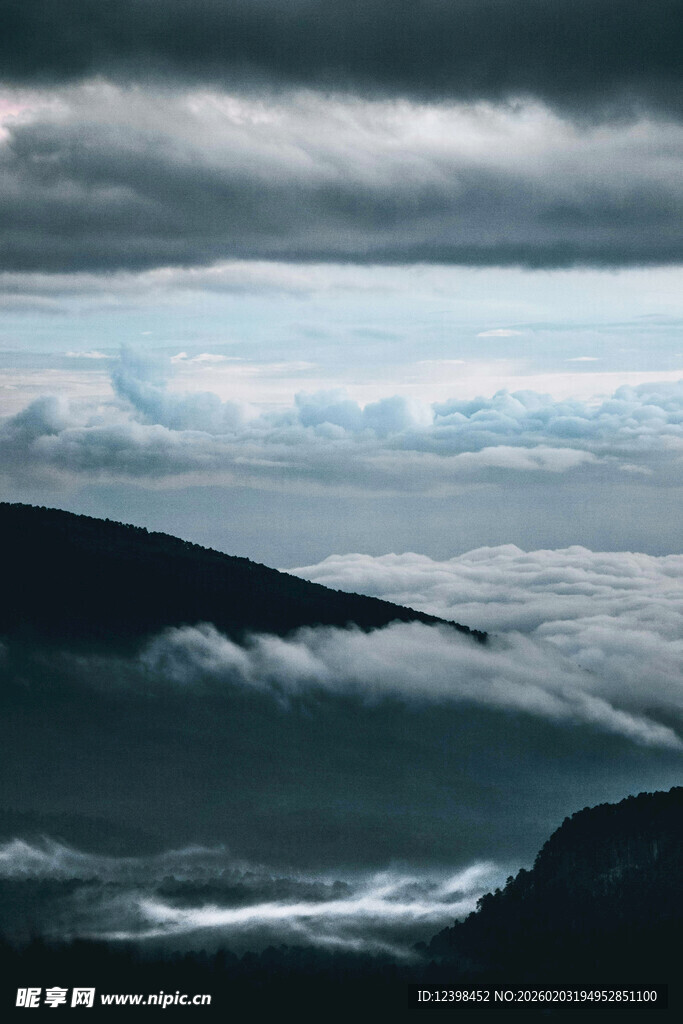 乌云笼罩下的壮阔山海