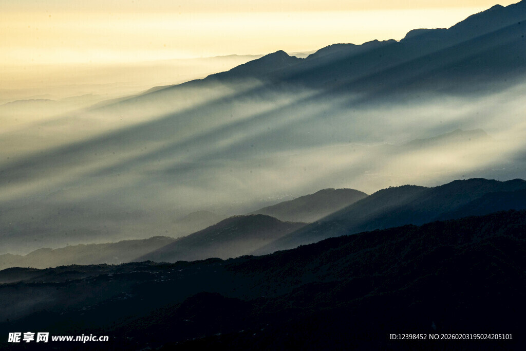 山间晨雾中的光影美景