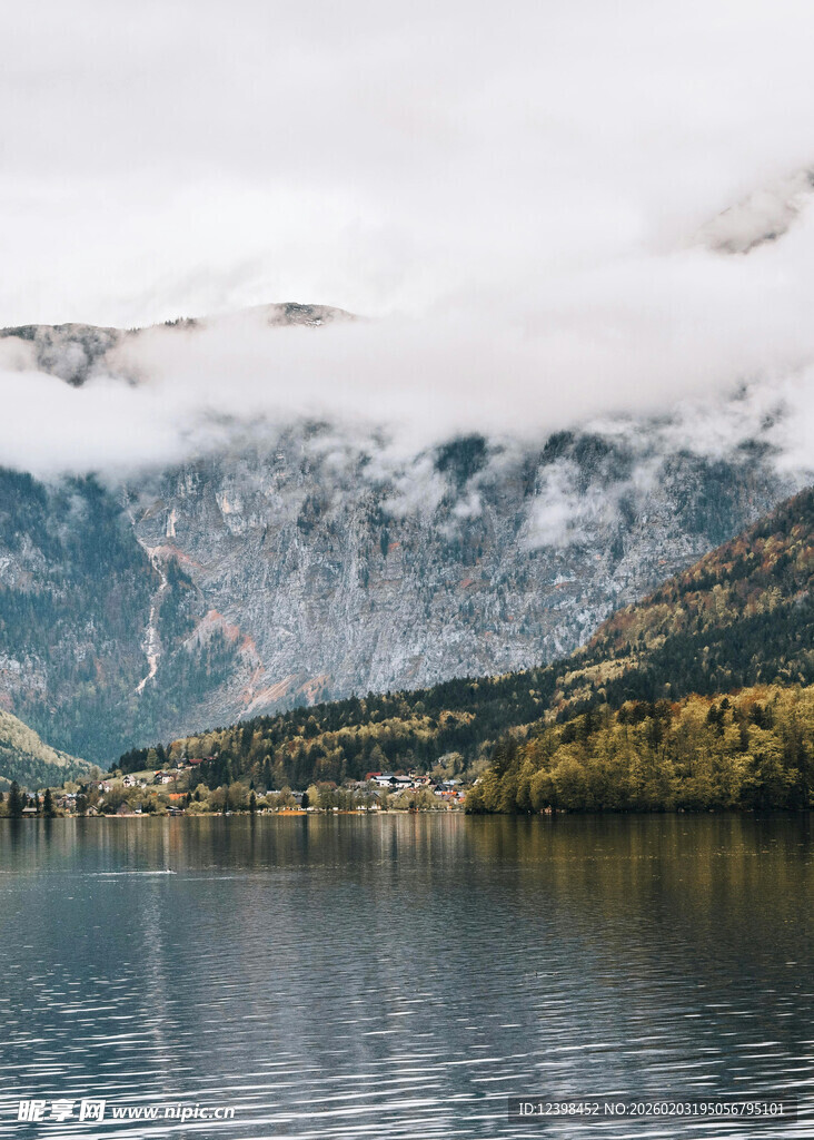 山间云雾缭绕的静谧湖泊