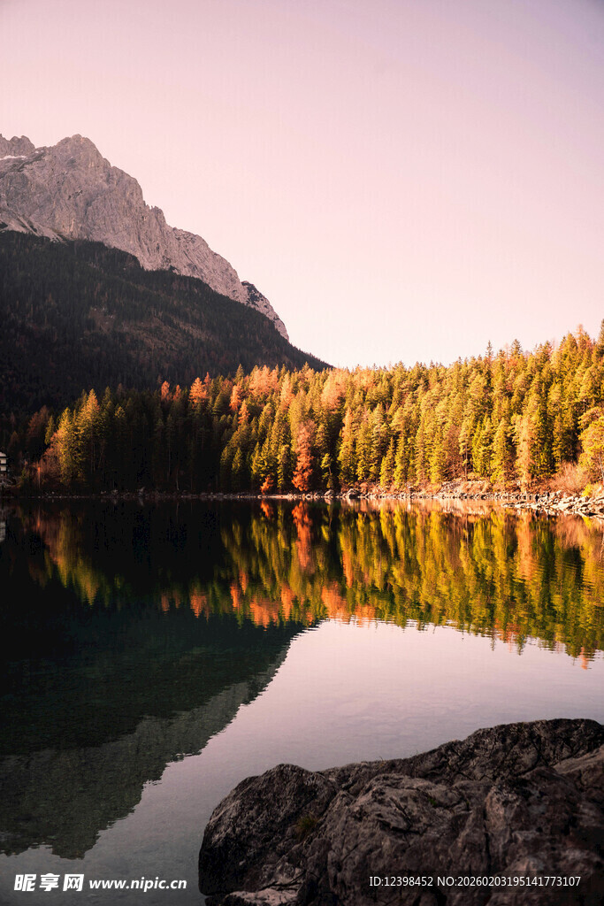 湖畔山林美景倒影如画