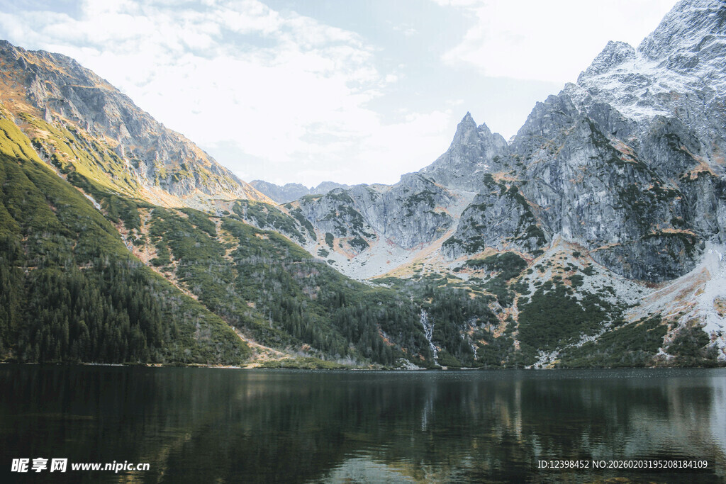 高山湖泊美景