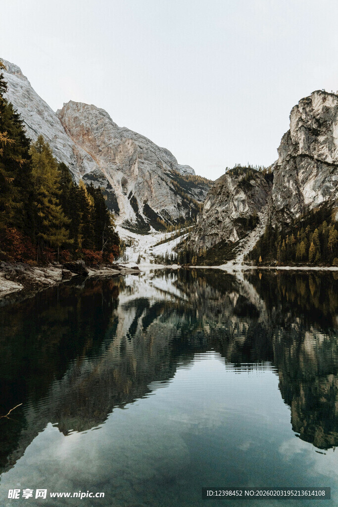 高山湖泊的静谧倒影