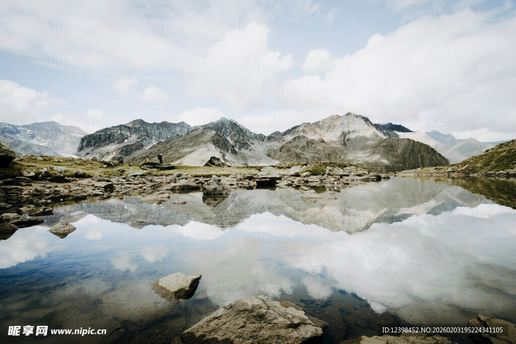 山间湖泊的绝美倒影
